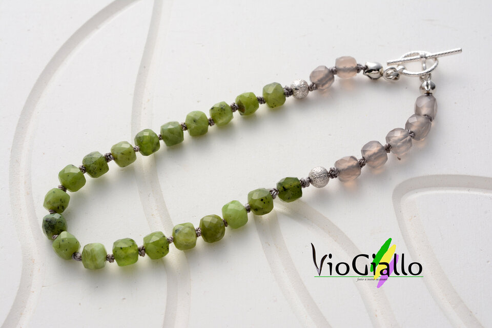 ネフライトとグレーオニキスのブレスレット