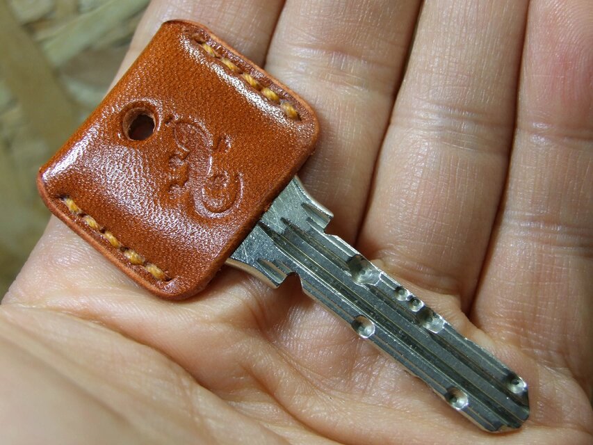 ヤモリ(家守)刻印のキーカバー ルガト橙