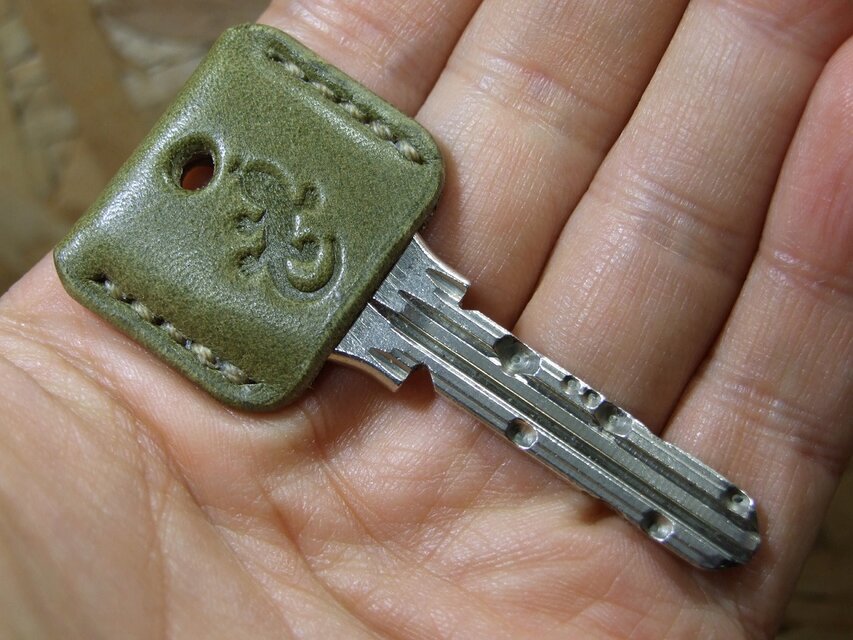 ヤモリ(家守)刻印のキーカバー オリーブ×ベージュ