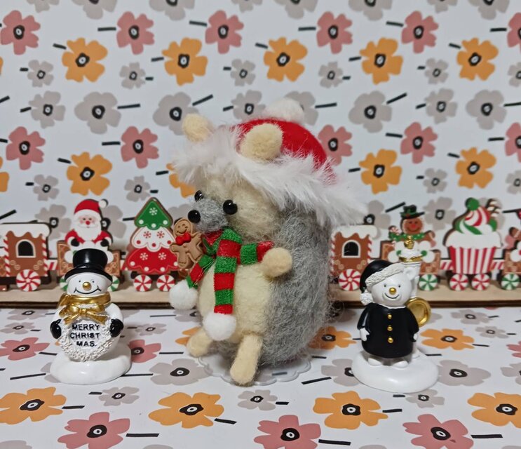 羊毛フェルト サンタ帽のハリネズミ | iichi 日々の暮らしを心地よく
