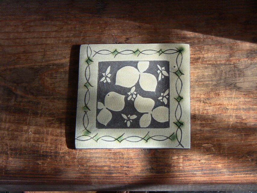 エンレイソウ板皿（二彩）