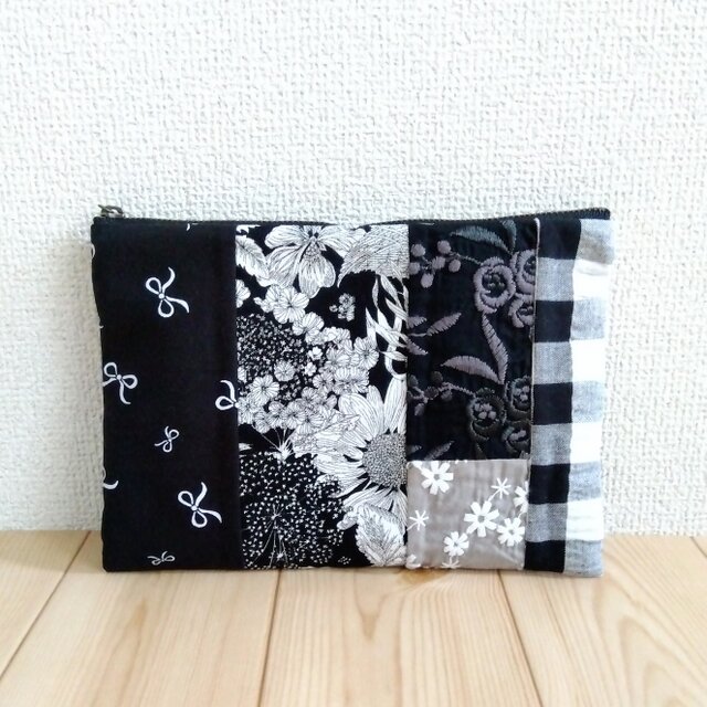 リバティ&刺繍&チェック他　パッチワークの大きめ20cmファスナーのフラットポーチ　内ポケット　黒系　493　クリスマス