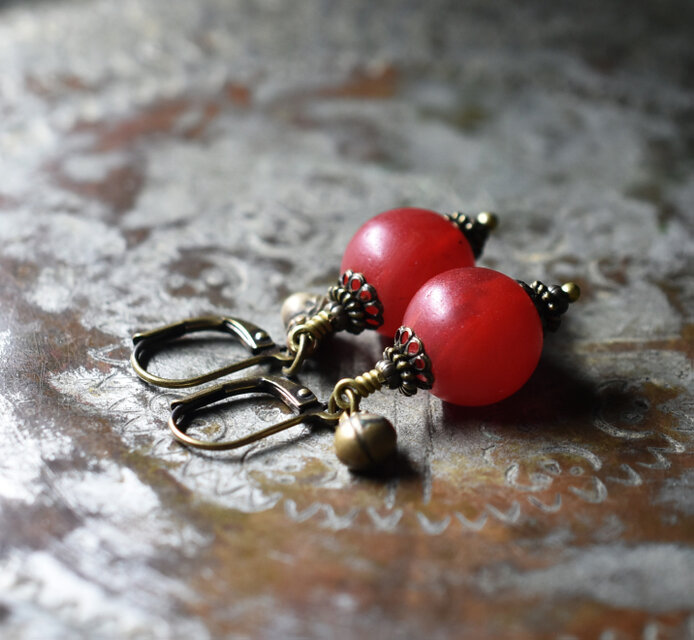 赤色マーブルアンティークボヘミアビーズと民族鈴のピアス