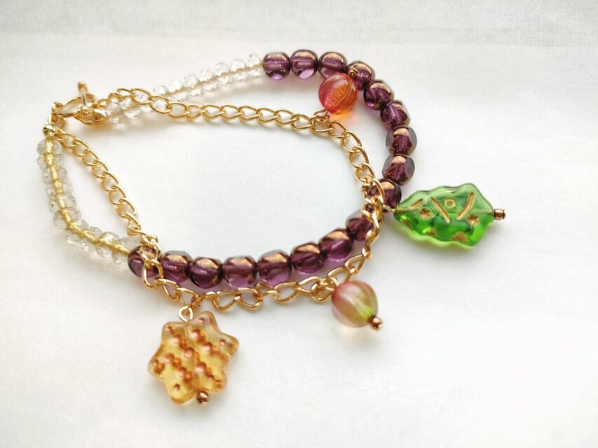 クリスマスツリーとスターが揺れるチェコビーズブレスレット