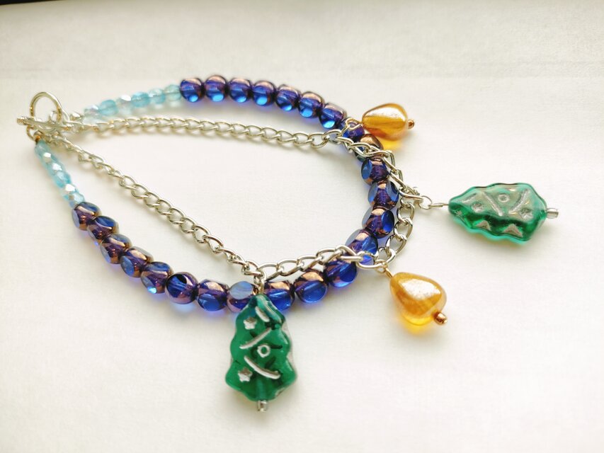 クリスマスツリーとベルが揺れるチェコビーズブレスレット