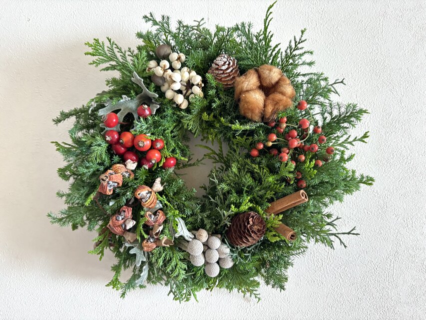 茶色の綿実と木の実のクリスマスリース