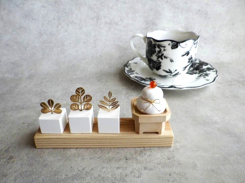 【セット販売】小さな鏡餅のアロマストーン　■　松竹梅の揃ったお飾り　幅3ｃｍに飾る