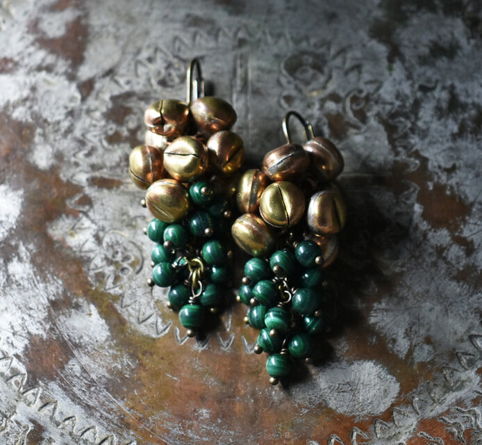 たわわな鈴とのマラカイトの実りのピアス