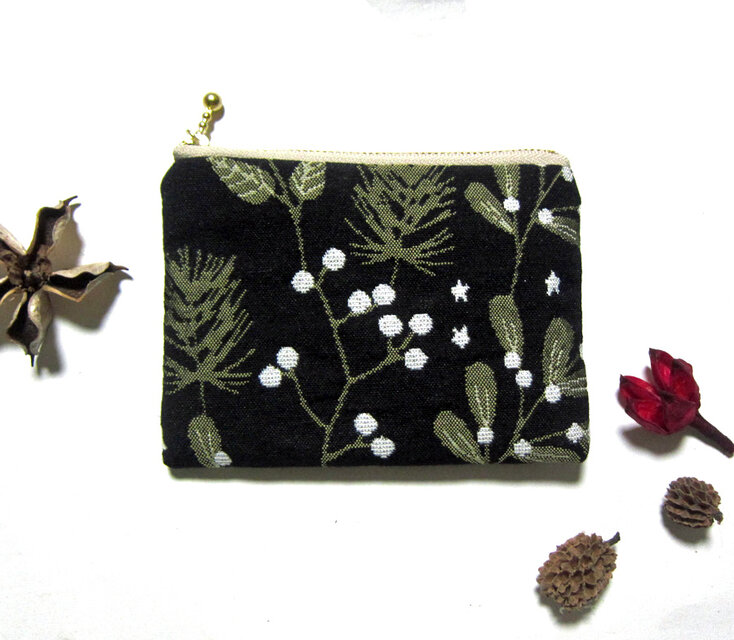 フランス生地　クリスマス（S)ヒイラギに舞い降りた雪のポーチ　コスメ入れ　カード入れ　