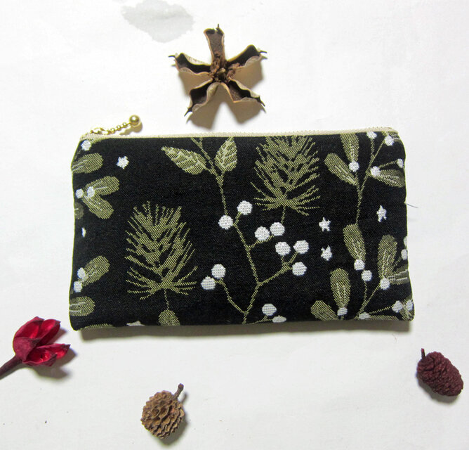 フランス生地　クリスマス（MS)ヒイラギに舞い降りた雪のポーチ　コスメ入れ　カード入れ　薬入れ