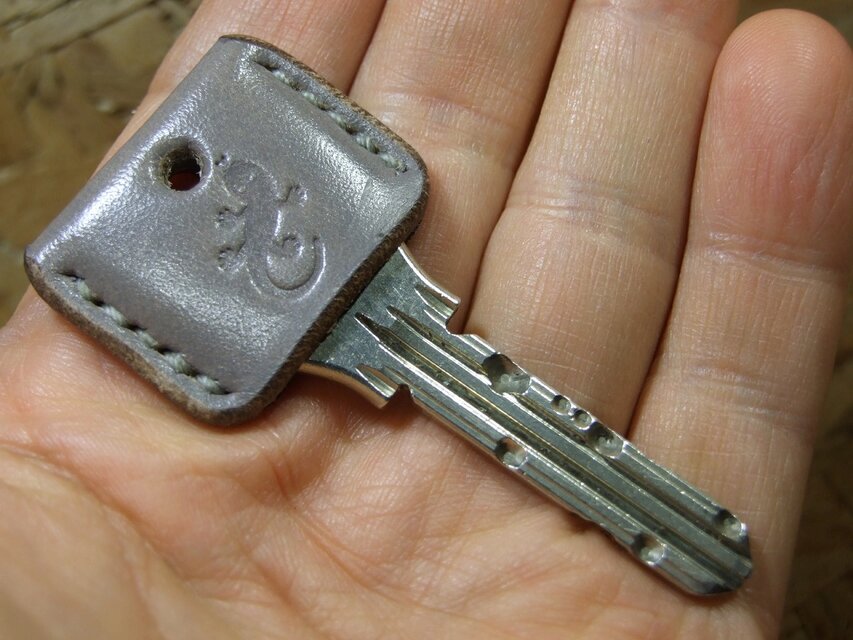 ヤモリ(家守)刻印のキーカバー ルガトグレー