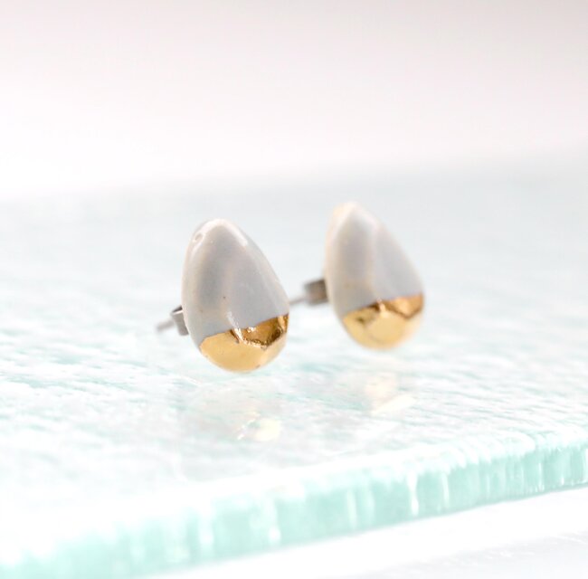 金彩の陶ピアス・イヤリング 雫ジュエル型 グレー | iichi 日々の