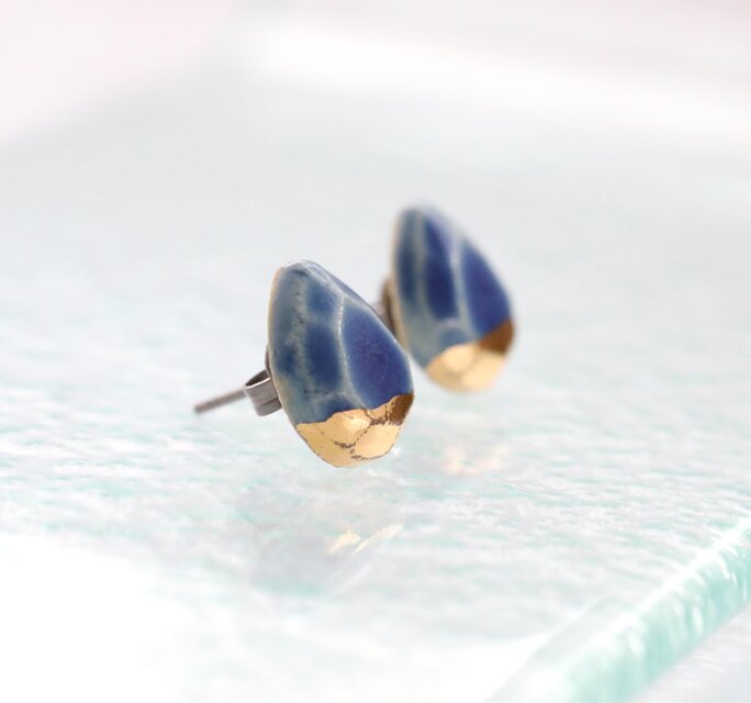ゴールドレースとネイビー雫の ピアス イヤリング 金彩の陶ピアス・イヤリング 雫ジュエル型 ネイビー | iichi 日々の