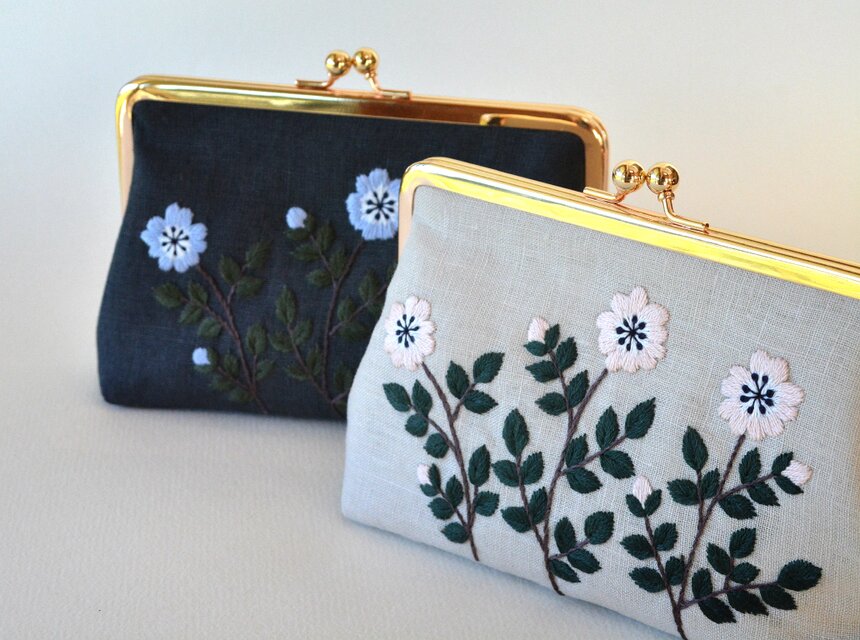 ピンクフラワー 刺繍 がま口ポーチ エクリュ生地 | iichi 日々の暮らし