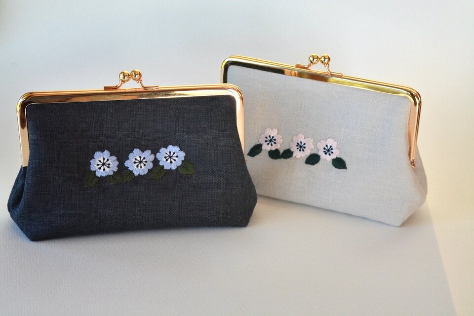 ピンクフラワー 刺繍 がま口ポーチ エクリュ生地 | iichi 日々の暮らし