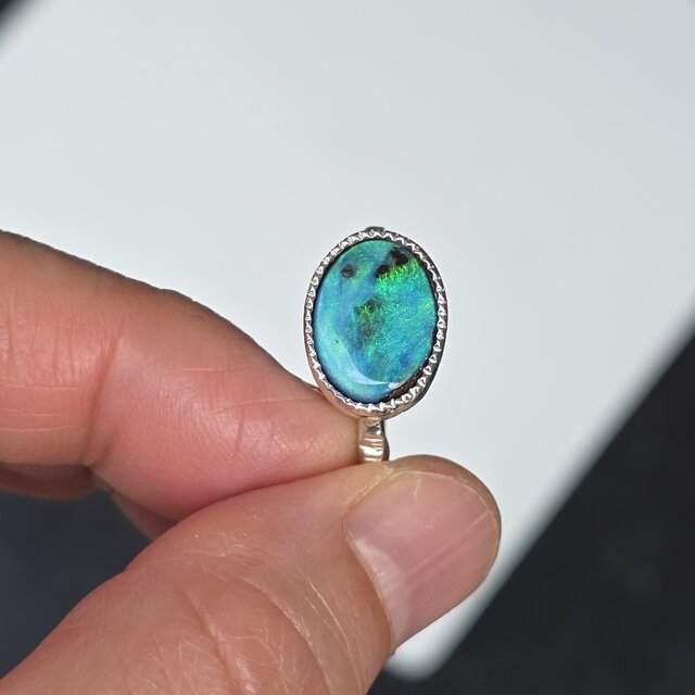 ボルダーオパール 3.214ct ミル打ち グリーンとブルーの星雲 シルバー