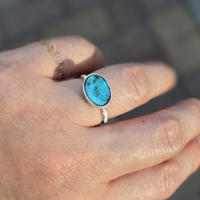 ボルダーオパール 3.214ct ミル打ち グリーンとブルーの星雲 シルバー