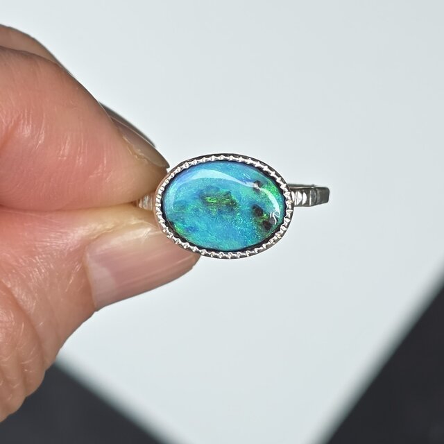 ボルダーオパール 3.214ct ミル打ち グリーンとブルーの星雲 シルバー