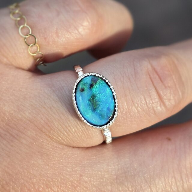 ボルダーオパール 3.214ct ミル打ち グリーンとブルーの星雲 シルバー