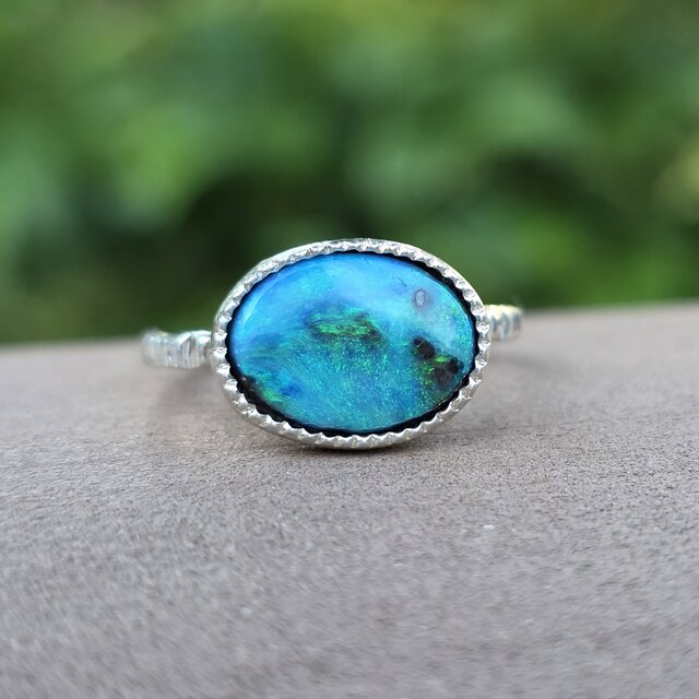オパール　ボリューミィリング ボルダーオパール 3.214ct ミル打ち グリーンとブルーの星雲 シルバー