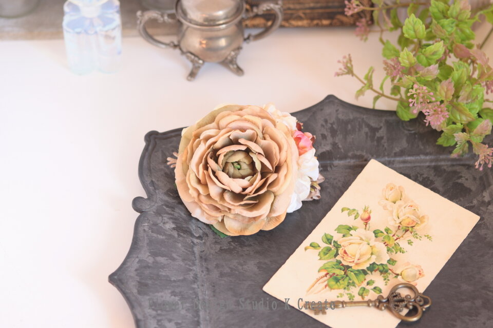 オークルベージュのラナンキュラスとヒペリカムのコサージュ　セレモニー　卒業式　入学式　紫陽花　結婚式　フォーマル