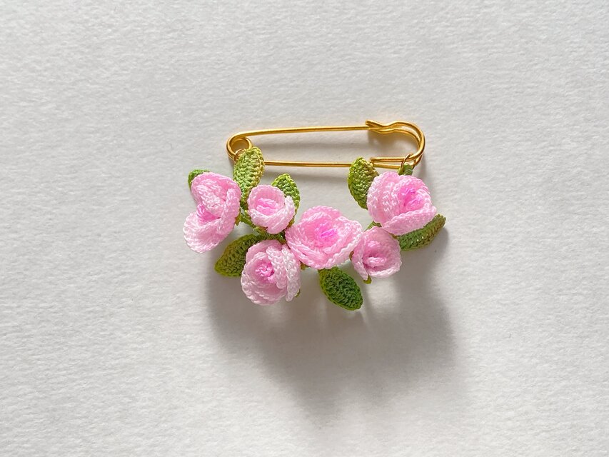 バラのカブトピン・レース編み