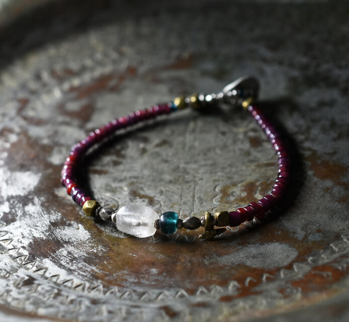 古代水晶とインディゴブルービーズ、葡萄色＆濃赤ホワイトハーツ、oldチンシルバー＆オリッサブラスの華奢なブレス