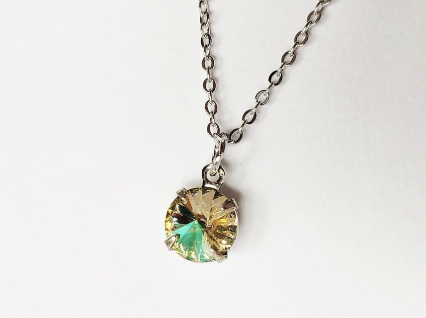 【sparkle スワロフスキー　花　ルミナスグリーン　一粒ネックレス】オーストリア製