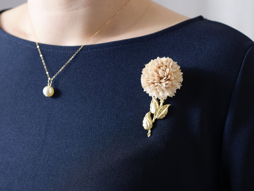 【コサージュ・ブローチ】アンティーク・ヴィンテージなピンポンマムの一輪の花 Ⅱ ピンクベージュ