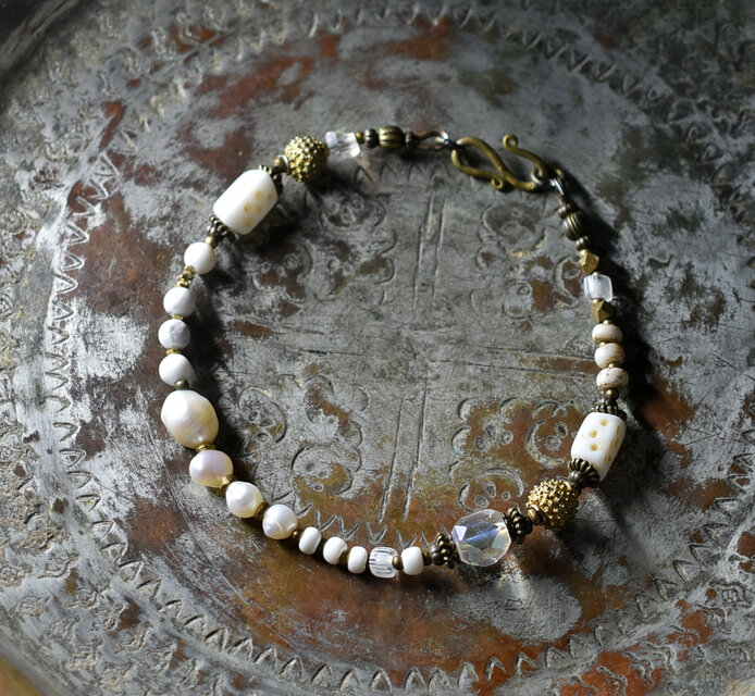 ヴィンテージオーロラビーズ、ホワイトダイスビーズ、つぶつぶブラス、淡水パール、多彩ホワイトビーズのブレス