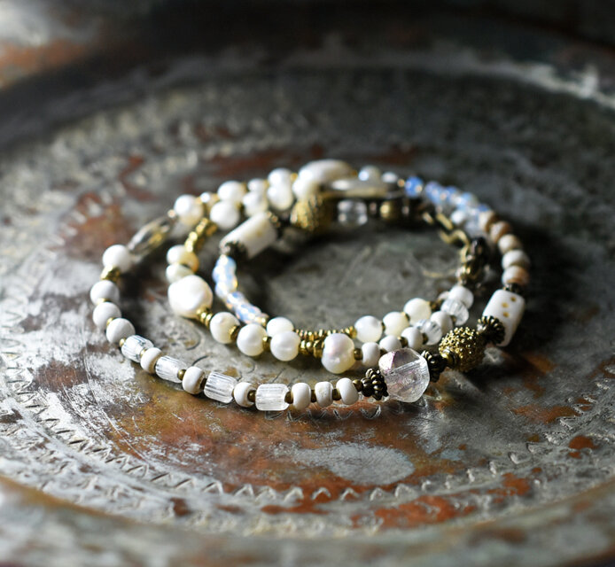 ヴィンテージオーロラビーズ、ホワイトダイスビーズ、つぶつぶブラス、淡水パール、多彩ホワイトビーズのネックレス