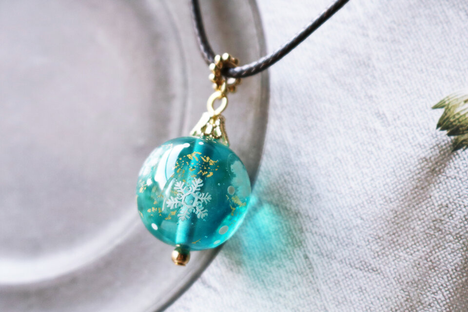 クリスマスペンダント「オーナメントモチーフ」雪の結晶(青緑）