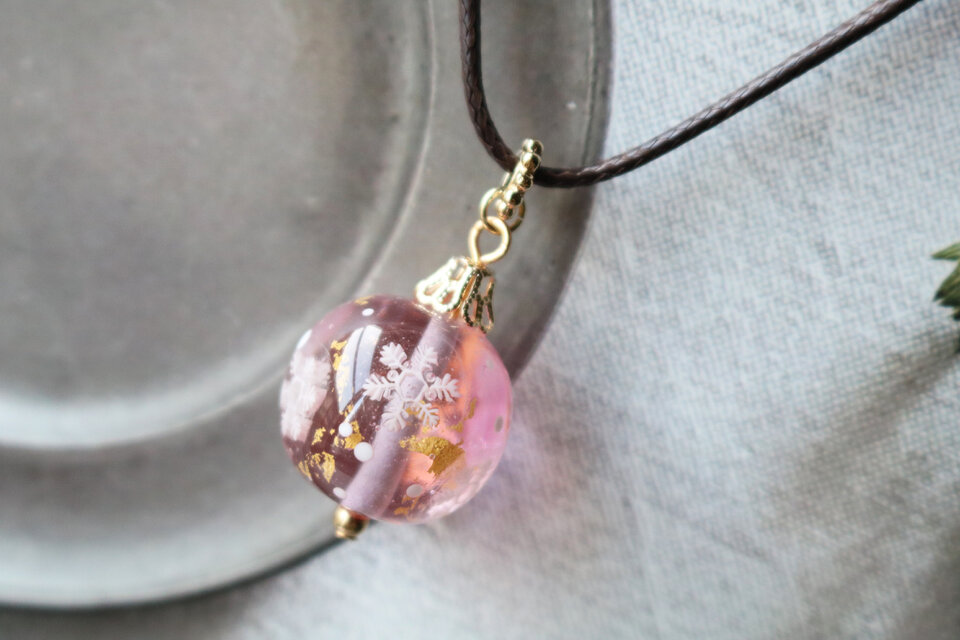 クリスマスペンダント「オーナメントモチーフ」雪の結晶(ピンク）