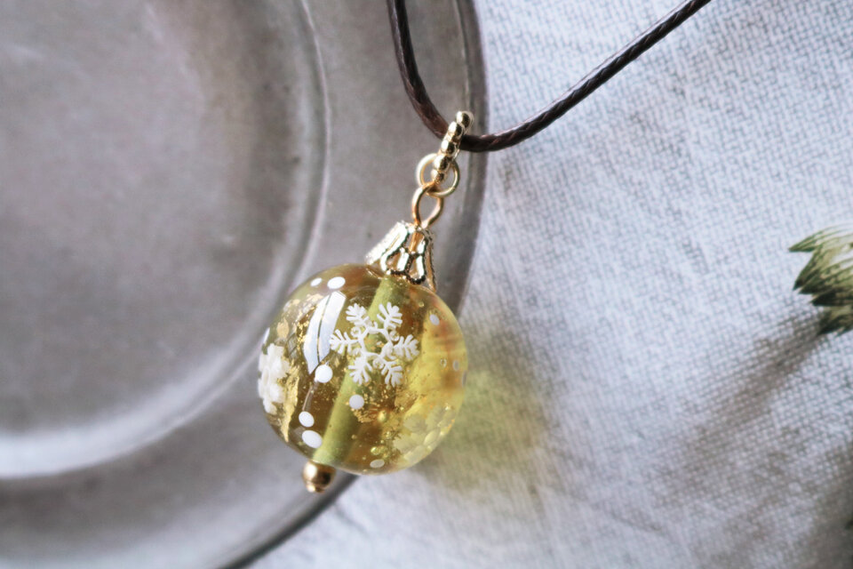 クリスマスペンダント「オーナメントモチーフ」雪の結晶(イエロー）