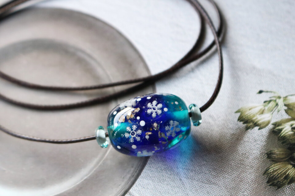 雪の結晶のとんぼ玉（ガラス玉）青×青緑／雲母入り