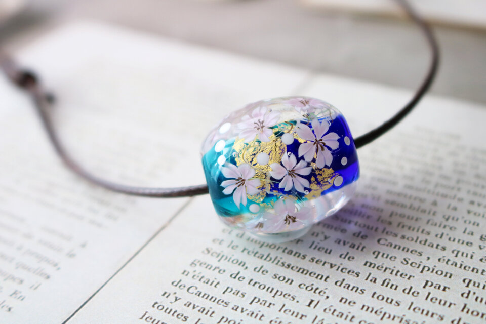桜のとんぼ玉（ガラス玉）青×水色／金箔入り