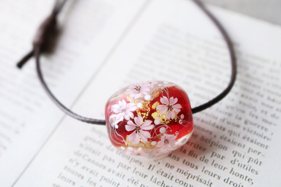 桜のとんぼ玉（ガラス玉）赤／金箔入り