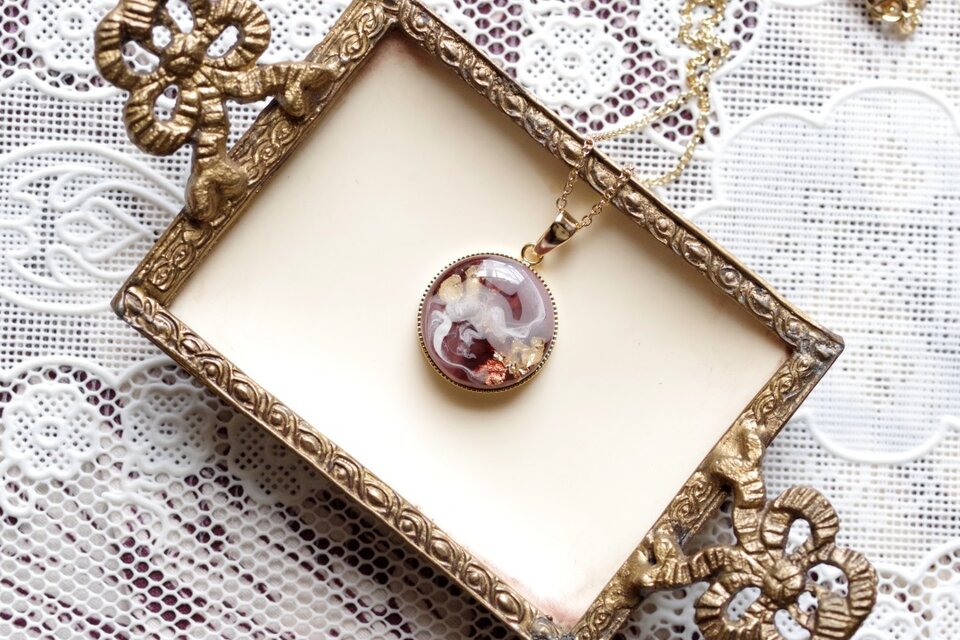 レジンアート　ラウンドペンダント〈物好きな貴方〉