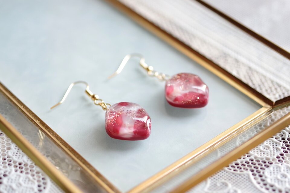 レジンアート 鉱物ピアス〈赤い燐光〉 | iichi 日々の暮らしを心地よく