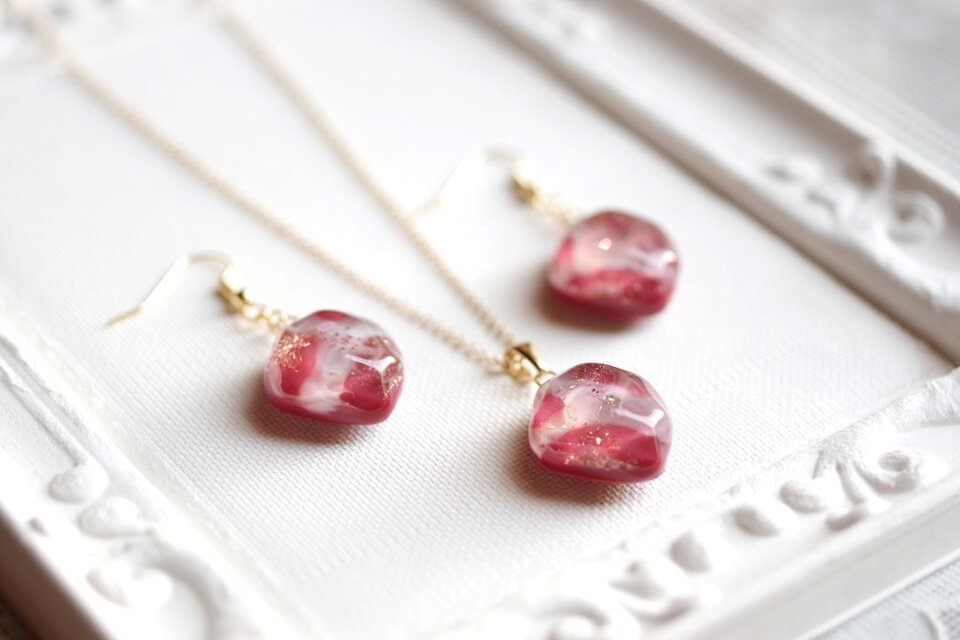 レジンアート 鉱物ピアス〈赤い燐光〉 | iichi 日々の暮らしを心地よく