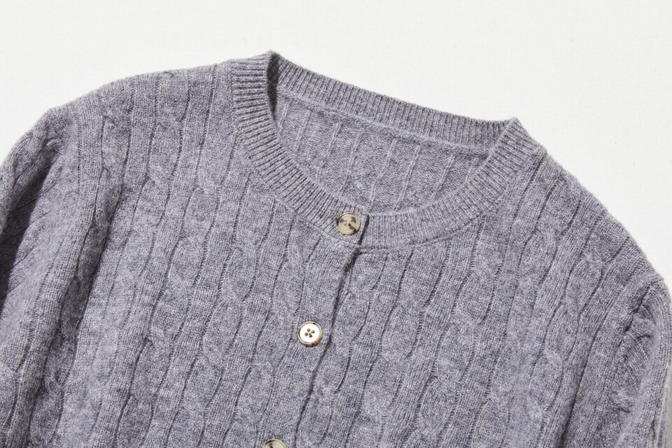 時代を超えて愛されるケーブル編みカーディガン ウール100