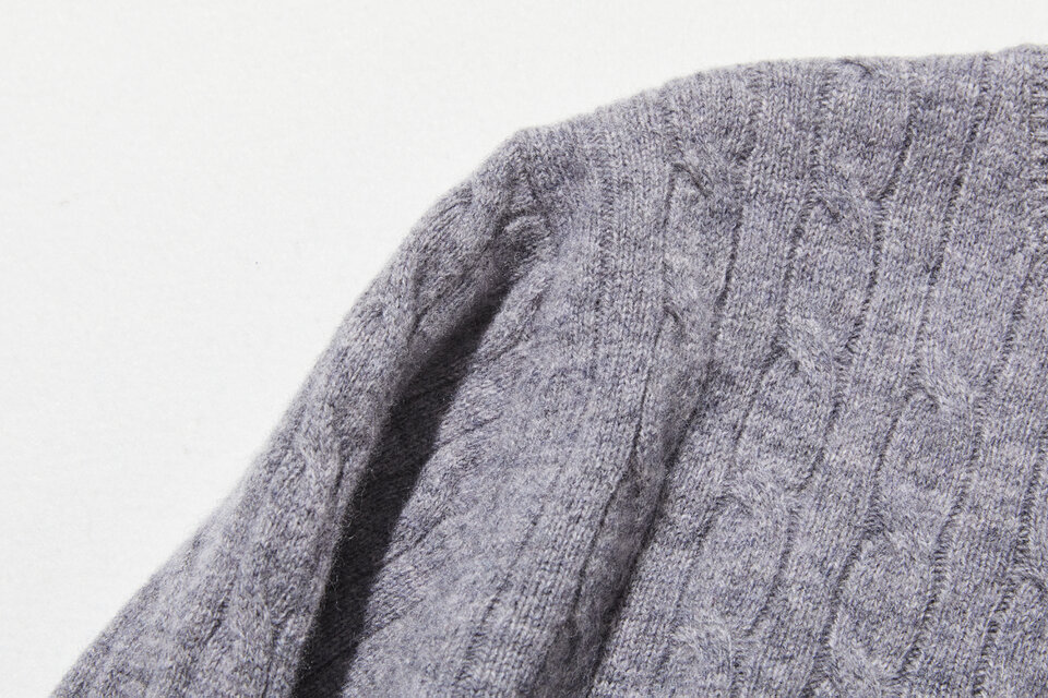 時代を超えて愛されるケーブル編みカーディガン ウール100