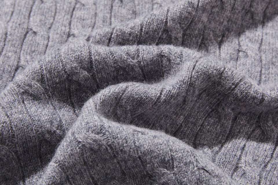 時代を超えて愛されるケーブル編みカーディガン ウール100