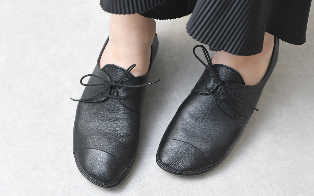 履いたそばからなじむ靴　黒