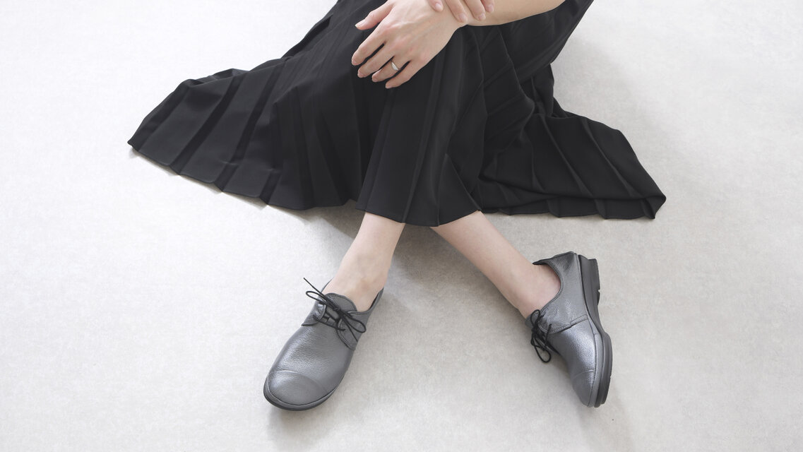 履いたそばからなじむ靴　ガンメタ