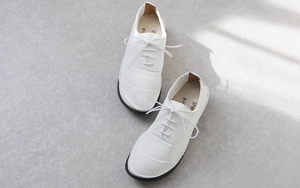 履いたそばからなじむ幅広靴　白
