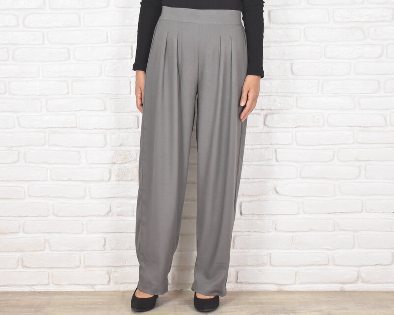 きれいめタックパンツ　大人の上品グレーリネンパンツ　セミバギーパンツ