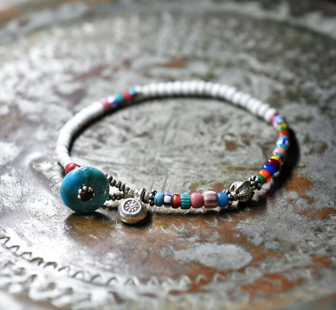 ホワイト＆多彩アンティークヴェネチアビーズのブレス（ターコイズ留め金）