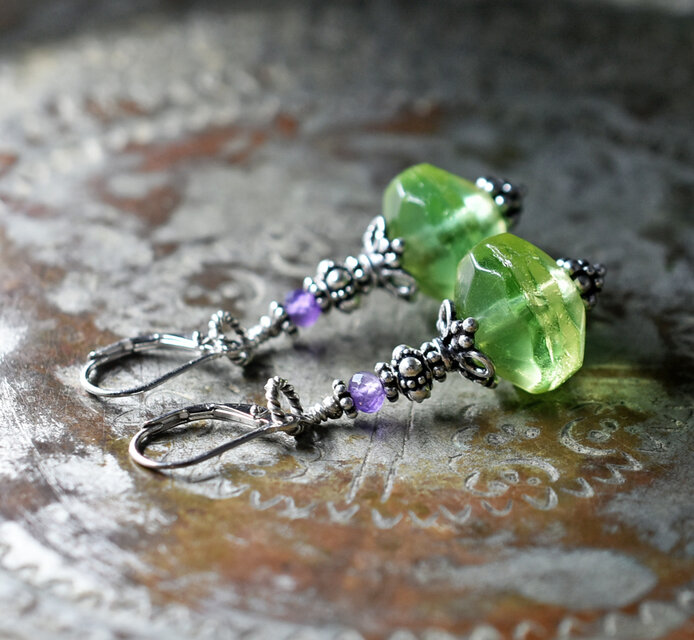 淡いバイカラーアンティークウランガラスとシルバービーズ、アメジストのピアス