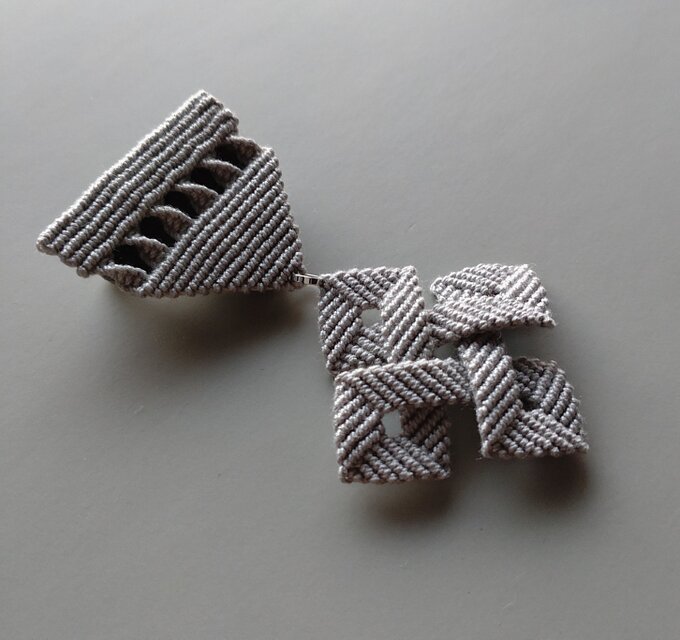 「ブローチメダル」（グレー）